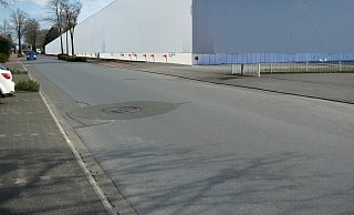 Mit dieser Fotomontage will die Anwohnergemeinschaft die Dimension der geplanten Halle an der Waldbadstraße veranschaulichen. Dass in ein derart großes Gebäude ausschließlich Werbeagenturen und kleineHandwerksbetriebe einziehen sollen, halten sie für unglaubwürdig. - Anwohnergemeinschaft Waldbadstraße Mit dieser Fotomontage will die Anwohnergemeinschaft die Dimension der geplanten Halle an der Waldbadstraße veranschaulichen. Dass in ein derart großes Gebäude ausschließlich Werbeagenturen und kleineHandwerksbetriebe einziehen sollen, halten sie für unglaubwürdig. - Anwohnergemeinschaft Waldbadstraße