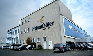 Von den 50.000 Hektolitern, die Hohenfelder pro Jahr braut, fließen nur die Hälfte in Flaschen, die andere Hälfte geht ins Fass. - Andreas Frücht Von den 50.000 Hektolitern, die Hohenfelder pro Jahr braut, fließen nur die Hälfte in Flaschen, die andere Hälfte geht ins Fass. - Andreas Frücht