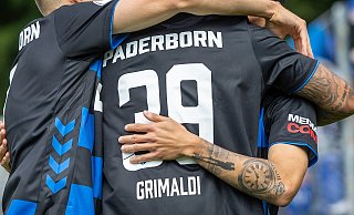 Adriano Grimaldi erzielte im Pokalspiel bei Viktoria Köln sein letztes Tor im Trikot des SC Paderborn. Nach seinem Wechsel zum 1. FC Nürnberg bleibt sein Trikotflock für die Fans nur noch ein Erinnerungsstück. - picture alliance / BEAUTIFUL SPORTS Adriano Grimaldi erzielte im Pokalspiel bei Viktoria Köln sein letztes Tor im Trikot des SC Paderborn. Nach seinem Wechsel zum 1. FC Nürnberg bleibt sein Trikotflock für die Fans nur noch ein Erinnerungsstück. - picture alliance / BEAUTIFUL SPORTS