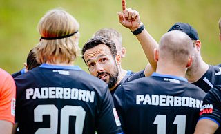 Ralf Kettemann, der neue Trainer des SC Paderborn, gibt klare Anweisungen während einer Trainingseinheit. - BESIM MAZHIQI Ralf Kettemann, der neue Trainer des SC Paderborn, gibt klare Anweisungen während einer Trainingseinheit. - BESIM MAZHIQI