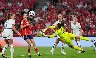 Schöne Flugshow: Schweiz-Torhüterin Livia Peng. - Martin Meissner/AP/dpa Schöne Flugshow: Schweiz-Torhüterin Livia Peng. - Martin Meissner/AP/dpa