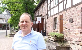 Erol Beca aus Mazedonien ist der Küchenchef im neuen Neromilos. Nero ist griechisch und heißt Wasser. Neromilos ist also die Wassermühle. - Burkhard Battran Erol Beca aus Mazedonien ist der Küchenchef im neuen Neromilos. Nero ist griechisch und heißt Wasser. Neromilos ist also die Wassermühle. - Burkhard Battran