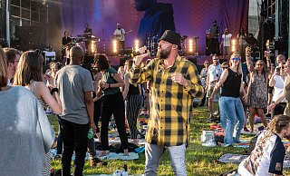 Gentleman sucht im Schloss- und Auenpark den Kontakt mit seinen Paderborner Fans. - Ralph Meyer Gentleman sucht im Schloss- und Auenpark den Kontakt mit seinen Paderborner Fans. - Ralph Meyer