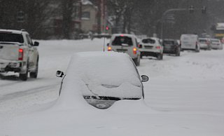 Der Verkehr auf der Mindener Straße rollt langsam, aber er rollt - trotz Flockdown. Veekehrsbeeinträchtigungen durch Schnee sind kein Grund, nicht zur Arbeit zu erscheinen. - Ulf Hanke Der Verkehr auf der Mindener Straße rollt langsam, aber er rollt - trotz Flockdown. Veekehrsbeeinträchtigungen durch Schnee sind kein Grund, nicht zur Arbeit zu erscheinen. - Ulf Hanke