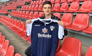 An seiner neuen Wirkungsstätte: Adrian Mavretic präsentiert das Trikot des Westfalenligisten SC Herford. - SC Herford An seiner neuen Wirkungsstätte: Adrian Mavretic präsentiert das Trikot des Westfalenligisten SC Herford. - SC Herford