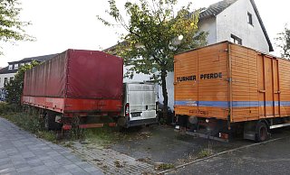 Nach einer jahrelangen juristischen Auseinandersetzung sind am Dienstag, 15. Juli, insgesamt sieben Schrottautos vom Privatgrundstück an der Gütersloher Straße in Verl entfernt worden. Doch auch im Garten hat der Eigentümer Autos gesammelt. - Roland Thöring Nach einer jahrelangen juristischen Auseinandersetzung sind am Dienstag, 15. Juli, insgesamt sieben Schrottautos vom Privatgrundstück an der Gütersloher Straße in Verl entfernt worden. Doch auch im Garten hat der Eigentümer Autos gesammelt. - Roland Thöring