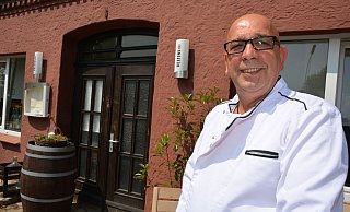 Enco Contursi vor seiner Osteria Gusto an der Bergstraße in Bornholte. Die alte Kneipe, früher "Mutter Anna", hat der Italiener von Grund auf renoviert. - Karin Prignitz Enco Contursi vor seiner Osteria Gusto an der Bergstraße in Bornholte. Die alte Kneipe, früher "Mutter Anna", hat der Italiener von Grund auf renoviert. - Karin Prignitz