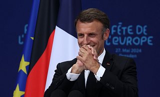 Emmanuel Macron nach seiner Rede auf dem Dresdener Neumarkt vor der Frauenkirche. - Jan Woitas/dpa Emmanuel Macron nach seiner Rede auf dem Dresdener Neumarkt vor der Frauenkirche. - Jan Woitas/dpa