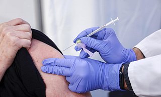 Ab Montag gibt es den Pieks gegen das Coronavirus auch in Betrieben. - picture alliance / Rupert Oberhäuser / Symbolbild Ab Montag gibt es den Pieks gegen das Coronavirus auch in Betrieben. - picture alliance / Rupert Oberhäuser / Symbolbild