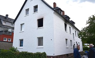 Schwarze Spuren über dem geöffneten Fenster zeugen von dem, was drinnen passierte. - Thomas Kube Schwarze Spuren über dem geöffneten Fenster zeugen von dem, was drinnen passierte. - Thomas Kube