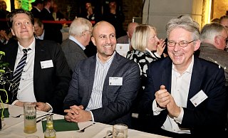 Sein erster Außentermin führte den neuen Landrat Ali Dogan (M.) zum Fitzebohnen-Essen nach Lübbecke. Rechts neben ihm saß der SPD-Bundestagsabgeordnete Achim Post. - Heike von Schulz Sein erster Außentermin führte den neuen Landrat Ali Dogan (M.) zum Fitzebohnen-Essen nach Lübbecke. Rechts neben ihm saß der SPD-Bundestagsabgeordnete Achim Post. - Heike von Schulz