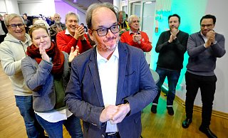 Mit Beifall bedacht: Matthias Trepper beim Einzug in die Wahllobby bei der Gütersloher Bürgermeisterwahl am Sonntagabend. - Andreas Frücht Mit Beifall bedacht: Matthias Trepper beim Einzug in die Wahllobby bei der Gütersloher Bürgermeisterwahl am Sonntagabend. - Andreas Frücht