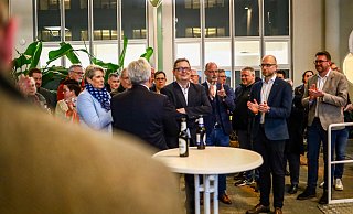 Im Kreishaus verfolgen SPD-Mitglieder die Entwicklung der Auszählung. In der Mitte steht der SPD-Bundestagsabgeordnete Stefan Schwartze. - Daniel Salmon Im Kreishaus verfolgen SPD-Mitglieder die Entwicklung der Auszählung. In der Mitte steht der SPD-Bundestagsabgeordnete Stefan Schwartze. - Daniel Salmon