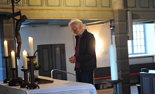 Jeden Abend hatte Pfarrer Udo Schulte während der Karwochen im Jahr 2020 vor dem Altar in St. Johannis in Rahden Fürbitte gehalten und das Vaterunser gebetet. - Joern Spreen-Ledebur Jeden Abend hatte Pfarrer Udo Schulte während der Karwochen im Jahr 2020 vor dem Altar in St. Johannis in Rahden Fürbitte gehalten und das Vaterunser gebetet. - Joern Spreen-Ledebur
