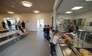 Seit Beginn des neuen Schuljahres wird die neue Mensa in der Grundschule Rahden genutzt. Derzeit nutzen 151 Kinder das Angebot des offenen Ganztags an der Schule. - Joern Spreen-Ledebur Seit Beginn des neuen Schuljahres wird die neue Mensa in der Grundschule Rahden genutzt. Derzeit nutzen 151 Kinder das Angebot des offenen Ganztags an der Schule. - Joern Spreen-Ledebur