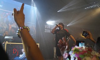 Der Auftritt von Ikke Hüftgold bei der großen Schlagerparty im Festzelt "Meier's Deele" war ein Highlight für die Besucher. "Wo sind die Hände?", animierte der Ballermann-Star das Publikum zum Mitmachen. - Kerstin Tirre Der Auftritt von Ikke Hüftgold bei der großen Schlagerparty im Festzelt "Meier's Deele" war ein Highlight für die Besucher. "Wo sind die Hände?", animierte der Ballermann-Star das Publikum zum Mitmachen. - Kerstin Tirre