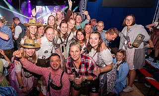 Die erste Frauenmannschaft von TuRa Löhne feiert gemeinsam beim Oktoberfest 2024. Am kommenden Wochenende findet die beliebte Kirmes wieder statt. - Noah Wedel Die erste Frauenmannschaft von TuRa Löhne feiert gemeinsam beim Oktoberfest 2024. Am kommenden Wochenende findet die beliebte Kirmes wieder statt. - Noah Wedel