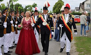 Das Kaiserpaar Sylvia Barfuß und Elmar Kürpick begleitet von Oberst Helmut Haße. - Regina Brucksch Das Kaiserpaar Sylvia Barfuß und Elmar Kürpick begleitet von Oberst Helmut Haße. - Regina Brucksch