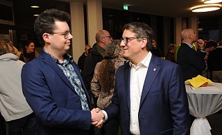 Fabian Golanowsky (l.) aus Espelkamp bewarb sich für die SPD um das Bundestagsmandat, Oliver Vogt aus Espelkamp war Kandidat der CDU. Golanowsky gratulierte am Wahlabend Vogt zum Wahlsieg. - Joern Spreen-Ledebur Fabian Golanowsky (l.) aus Espelkamp bewarb sich für die SPD um das Bundestagsmandat, Oliver Vogt aus Espelkamp war Kandidat der CDU. Golanowsky gratulierte am Wahlabend Vogt zum Wahlsieg. - Joern Spreen-Ledebur