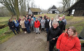 Im Rahdener Museumshof hat die neue Saison begonnen. Gemeinsam mit den Ehrenamtlichen freut sich Museumsleiterin Nancy Kröger auf die Saison. Den symbolischen Schlüssel für die Hofanlage hatten sie und Tanja Gutjar zum Saisonstart dabei. - Joern Spreen-Ledebur Im Rahdener Museumshof hat die neue Saison begonnen. Gemeinsam mit den Ehrenamtlichen freut sich Museumsleiterin Nancy Kröger auf die Saison. Den symbolischen Schlüssel für die Hofanlage hatten sie und Tanja Gutjar zum Saisonstart dabei. - Joern Spreen-Ledebur