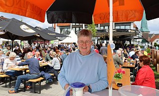 Claudia Masuth hat sich auf dem Spargelmarkt einen Stehtisch aufgebaut. Dort bietet sie frische Backwaren aus dem weit entfernten Waffelwagen an, der von den Besuchern nicht wahrgenommen wird. - Regina Brucksch Claudia Masuth hat sich auf dem Spargelmarkt einen Stehtisch aufgebaut. Dort bietet sie frische Backwaren aus dem weit entfernten Waffelwagen an, der von den Besuchern nicht wahrgenommen wird. - Regina Brucksch