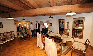 Vertreterinnen und Vertreter von Stadt Rahden und Heimatverein Tonnenheide stellten das sanierte Trauzimmer in der Tonnenheider Hochzeitsmühle vor. - Joern Spreen-Ledebur Vertreterinnen und Vertreter von Stadt Rahden und Heimatverein Tonnenheide stellten das sanierte Trauzimmer in der Tonnenheider Hochzeitsmühle vor. - Joern Spreen-Ledebur