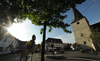 Die St.-Johannis-Kirche prägt seit Jahrhunderten das Zentrum Rahdens. Die Umgebung hat sich über Jahrhunderte stark verändert und das gilt auch für den Einzelhandel. - Joern Spreen-Ledebur Die St.-Johannis-Kirche prägt seit Jahrhunderten das Zentrum Rahdens. Die Umgebung hat sich über Jahrhunderte stark verändert und das gilt auch für den Einzelhandel. - Joern Spreen-Ledebur
