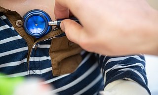 Durch die Zunahme an Untersuchungen oder Impfungen stoßen die Kinderärzte im Kreis Paderborn an ihre Grenzen. - Sebastian Gollnow/dpa Durch die Zunahme an Untersuchungen oder Impfungen stoßen die Kinderärzte im Kreis Paderborn an ihre Grenzen. - Sebastian Gollnow/dpa