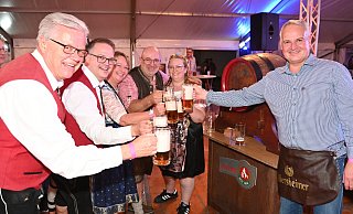 O´zapft is: von links: Martin Heinemeyer (Dirigent), ChristophMissing (1. Vorsitzender Blaskapelle), Stefan Friedrich mit zwei Besucherinnenund Marcus Busse von der Brauerei Allersheim - Thomas Kube O´zapft is: von links: Martin Heinemeyer (Dirigent), ChristophMissing (1. Vorsitzender Blaskapelle), Stefan Friedrich mit zwei Besucherinnenund Marcus Busse von der Brauerei Allersheim - Thomas Kube
