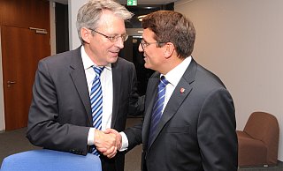 Für die Nachfolge von Achim Post (SPD, l.) in Berlin gibt es nach dem Ausscheiden von Andreas Schröder noch vier Bewerber. Anders als Post möchte Oliver Vogt (CDU, r.) dem Bundestag weiter angehören. - Joern Spreen-Ledebur Für die Nachfolge von Achim Post (SPD, l.) in Berlin gibt es nach dem Ausscheiden von Andreas Schröder noch vier Bewerber. Anders als Post möchte Oliver Vogt (CDU, r.) dem Bundestag weiter angehören. - Joern Spreen-Ledebur