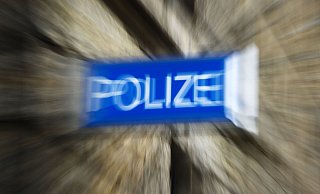 Insgesamt wurden laut Polizei während der gut dreistündigen Geschwindigkeitskontrolle auf der B64 neun Verkehrsordnungswidrigkeiten und ein Verwarngeld erhoben. - Arno Burgi/dpa Insgesamt wurden laut Polizei während der gut dreistündigen Geschwindigkeitskontrolle auf der B64 neun Verkehrsordnungswidrigkeiten und ein Verwarngeld erhoben. - Arno Burgi/dpa