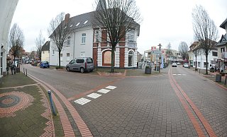 Die Lange Straße in der Rahdener Innenstadt zweigt von der Steinstraße/Gerichtsstraße ab. Die Polizei sucht nach dem Einbruch an der Langen Straße nun Zeugen. - Joern Spreen-Ledebur Die Lange Straße in der Rahdener Innenstadt zweigt von der Steinstraße/Gerichtsstraße ab. Die Polizei sucht nach dem Einbruch an der Langen Straße nun Zeugen. - Joern Spreen-Ledebur