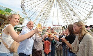 Das Riesenrad ist der Treffpunkt auf dem Blama. Das war schon am Donnerstagnachmittag so. Auch dieses Team einer Arztpraxis aus Stift Quernheim stieß auf dem Blama an - am Treffpunkt Riesenrad. - Joern Spreen-Ledebur Das Riesenrad ist der Treffpunkt auf dem Blama. Das war schon am Donnerstagnachmittag so. Auch dieses Team einer Arztpraxis aus Stift Quernheim stieß auf dem Blama an - am Treffpunkt Riesenrad. - Joern Spreen-Ledebur