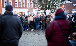Rund 400 Bürgerinnen und Bürger protestierten 2024 auf dem Lübbecker Marktplatz gegen Rechtsextremismus. Aufgerufen dazu hatte das Bündnis Lübbecke zeigt Gesicht. - Noah Wedel Rund 400 Bürgerinnen und Bürger protestierten 2024 auf dem Lübbecker Marktplatz gegen Rechtsextremismus. Aufgerufen dazu hatte das Bündnis Lübbecke zeigt Gesicht. - Noah Wedel