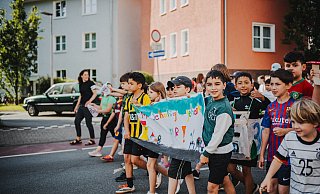 Schüler der Martinschule demonstrieren für sichere Schulwege und unterstützen das neue Fahrverbot vor ihrer Schule. - Denkfabrik Megaschön Schüler der Martinschule demonstrieren für sichere Schulwege und unterstützen das neue Fahrverbot vor ihrer Schule. - Denkfabrik Megaschön