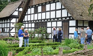 Der Bauerngarten des Rahdener Museumshofes ist eine grüne Oase. Das Freilichtmuseum an der Bürgruine ist eine freiwillige Leistung der Stadt Rahden. - Joern Spreen-Ledebur Der Bauerngarten des Rahdener Museumshofes ist eine grüne Oase. Das Freilichtmuseum an der Bürgruine ist eine freiwillige Leistung der Stadt Rahden. - Joern Spreen-Ledebur