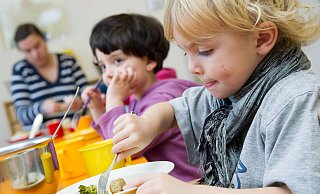 Ungestört mit Kindern essen gehen ist gar nicht so einfach. Doch OWL hat einige Gastronomien zu bieten, die auch für die kleinen Gästen gut ausgestattet sind. - imago/epd Ungestört mit Kindern essen gehen ist gar nicht so einfach. Doch OWL hat einige Gastronomien zu bieten, die auch für die kleinen Gästen gut ausgestattet sind. - imago/epd