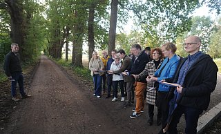 Beobachtet von Marcel Hahne, im Rathaus für den Kurpark zuständig, schnitten Vertreter aus Rat und Verwaltung an der Badeallee das Band durch und gaben so den Weg in den Kurpark frei. - Joern Spreen-Ledebur Beobachtet von Marcel Hahne, im Rathaus für den Kurpark zuständig, schnitten Vertreter aus Rat und Verwaltung an der Badeallee das Band durch und gaben so den Weg in den Kurpark frei. - Joern Spreen-Ledebur