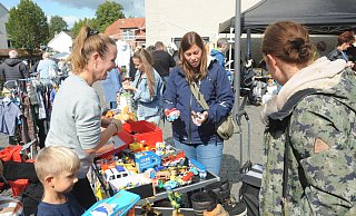 Der Trödelmarkt in Rahden ist eine Attraktion – erst recht, wenn das Wetter sich von seiner spätsommmerlichen besten Seite zeigt. - Joern Spreen-Ledebur Der Trödelmarkt in Rahden ist eine Attraktion – erst recht, wenn das Wetter sich von seiner spätsommmerlichen besten Seite zeigt. - Joern Spreen-Ledebur