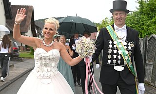Auch stürmischer Wind kann sie nicht aufhalten: Maik und Steffi Multhaup regieren in Lütmarsen. - Thomas Kube Auch stürmischer Wind kann sie nicht aufhalten: Maik und Steffi Multhaup regieren in Lütmarsen. - Thomas Kube
