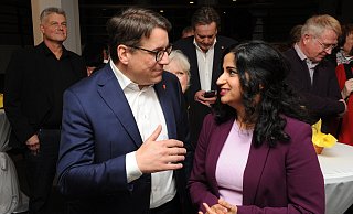 Am Wahlabend sprachen der CDU-Bundestagsabgeordnete Oliver Vogt und die Grünen-Bundestagsageordnete Schahina Gambir über die Ergebnisse. - Joern Spreen-Ledebur Am Wahlabend sprachen der CDU-Bundestagsabgeordnete Oliver Vogt und die Grünen-Bundestagsageordnete Schahina Gambir über die Ergebnisse. - Joern Spreen-Ledebur