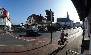 In Pr. Oldendorf führt die Bundesstraße 65 in einer 180-Grad-Kurve um den Kirchplatz und die angrenzende Bebauung herum. Begegnen sich zwei Lkw, kann es in der Kurve schon mal eng werden. - Archiv Joern Spreen-Ledebur In Pr. Oldendorf führt die Bundesstraße 65 in einer 180-Grad-Kurve um den Kirchplatz und die angrenzende Bebauung herum. Begegnen sich zwei Lkw, kann es in der Kurve schon mal eng werden. - Archiv Joern Spreen-Ledebur