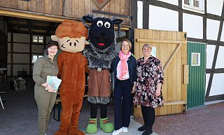 Zur Emsel-Erlebnis-Aktion in der Kulturscheune laden die Autorin und Zeichnerin Joana Mertens (v.l.), der flauschige Emsel Pellework, das Maskottchen Hövel-Schnucki, die Geschäftsführerin des Verkehrsvereins Angelika Schäfer und Meike Lippegaus von der Geschäftsstelle Ems Radweg ein. - Regina Brucksch Zur Emsel-Erlebnis-Aktion in der Kulturscheune laden die Autorin und Zeichnerin Joana Mertens (v.l.), der flauschige Emsel Pellework, das Maskottchen Hövel-Schnucki, die Geschäftsführerin des Verkehrsvereins Angelika Schäfer und Meike Lippegaus von der Geschäftsstelle Ems Radweg ein. - Regina Brucksch