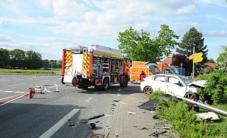 Auf der B239 in Espelkamp kollidierten zwei Autos. Zwei Menschen starben, eine Person wurde schwer verletzt in ein Krankenhaus gebracht. - Joern Spreen-Ledebur Auf der B239 in Espelkamp kollidierten zwei Autos. Zwei Menschen starben, eine Person wurde schwer verletzt in ein Krankenhaus gebracht. - Joern Spreen-Ledebur