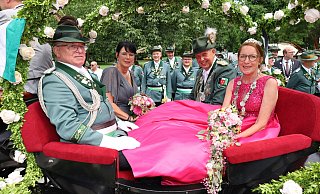 Die Majestäten Sabine Vothknecht und Reiner Bannat (v.re.), fahren in einer prachtvoll geschmückten Kutsche zum Schützenplatz in Bad Lippspringe. - Regina Brucksch Die Majestäten Sabine Vothknecht und Reiner Bannat (v.re.), fahren in einer prachtvoll geschmückten Kutsche zum Schützenplatz in Bad Lippspringe. - Regina Brucksch