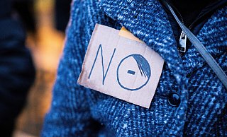 Im März 2024 protestierten viele Bürger, darunter Sympathisanten der Antifa, auf dem Lübbecker Marktplatz gegen Rechtsextremismus. - Noah Wedel Im März 2024 protestierten viele Bürger, darunter Sympathisanten der Antifa, auf dem Lübbecker Marktplatz gegen Rechtsextremismus. - Noah Wedel