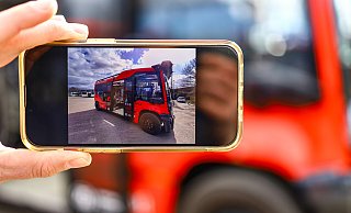 Zwei knallrote Elektro-Shuttles sollen in Herford ab August im ÖPNV-Regelbetrieb starten. - Daniel Salmon Zwei knallrote Elektro-Shuttles sollen in Herford ab August im ÖPNV-Regelbetrieb starten. - Daniel Salmon