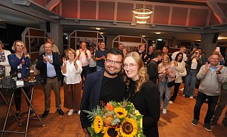 Sensation in Rahden: FDP-Kandidat Florian Hasse hat bei der Bürgermeisterwahl deutlich gegen CDU-Amtsinhaber Bert Honsel gewonnen. Mit Haase freute sich seine Freundin Lena Culemann.??Foto: Joern Spreen-Ledebur - Joern Spreen-Ledebur Sensation in Rahden: FDP-Kandidat Florian Hasse hat bei der Bürgermeisterwahl deutlich gegen CDU-Amtsinhaber Bert Honsel gewonnen. Mit Haase freute sich seine Freundin Lena Culemann.??Foto: Joern Spreen-Ledebur - Joern Spreen-Ledebur