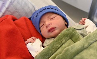 Dieser kleine Junge ist das Neujahrsbaby 2025 in Bielefeld und wurde kurz nach Mitternacht geboren. - Evangelisches Klinikum Bethel Dieser kleine Junge ist das Neujahrsbaby 2025 in Bielefeld und wurde kurz nach Mitternacht geboren. - Evangelisches Klinikum Bethel