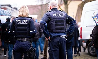 Polizisten mussten auch in Bielefeld AfD-Anhänger und Gegendemonstranten voneinander trennen. - Symbolfoto: Noah Wedel Polizisten mussten auch in Bielefeld AfD-Anhänger und Gegendemonstranten voneinander trennen. - Symbolfoto: Noah Wedel